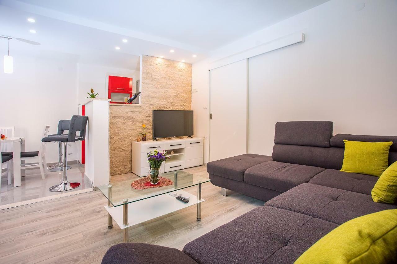 Kate Apartment Omis Bagian luar foto